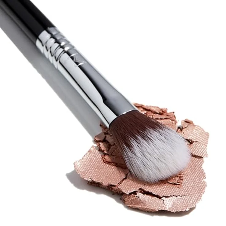 Sigma Beauty F03 - High Cheekbone Highlighter Puderpinsel mit abgekanteten Sigmax®-Fasern, tierversuchsfrei, 2-Jahres-Garantie – Bild 5