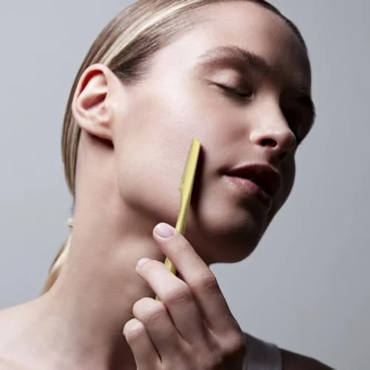 Zwilling Beauty Dermaplaning-Rasierer für das Gesicht, 2-in-1 mit Präzisionskappe und Edelstahlklingen, gold – Bild 2