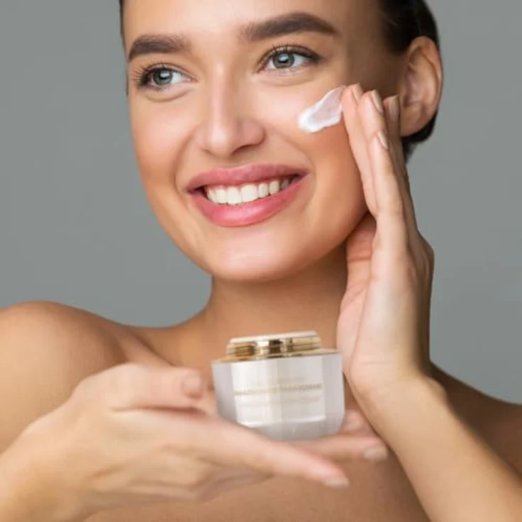 KU2 Cosmetics Niacinamide Tagescreme, Feuchtigkeitscreme für trockene Haut mit seidiger Textur, strahlender Glow-Effekt, 50ml – Bild 3