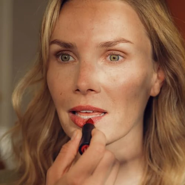 JUNGLÜCK Hyaluron Lippenbalsam Beere, Vegan | Getönter Lippenpflegestift mit Vanilleduft und BIO Aloe Vera für langanhaltende Pflege – Bild 5