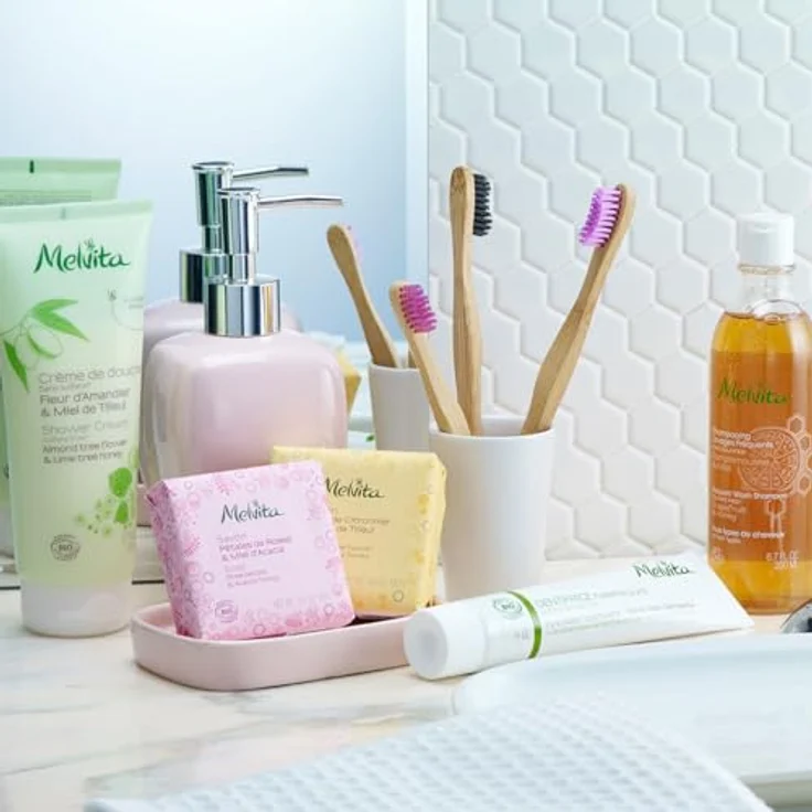 Melvita, Sanftes Shampoo für häufiges Waschen, angereichert mit Lavendelblütenwasser und Gerstenextrakt, für hydratisiertes und helles Haar – 250 ml – Bild 3