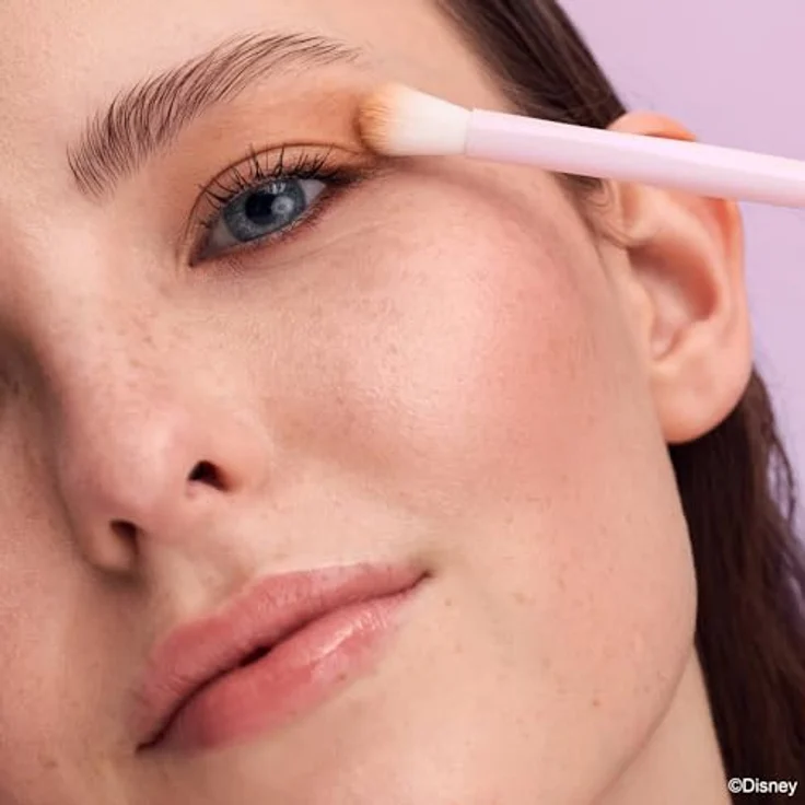 essence Disney The Little Mermaid Blending-Pinsel 01 Sea The Possibilities, veganes Make-up-Tool für präzises Verblenden von Lidschatten – Bild 3