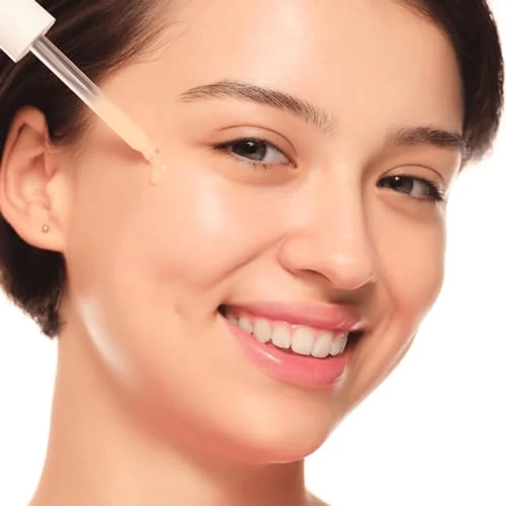 essence Hello, Good Stuff! Glow-C, Aufhellendes Gesichtsserum mit Vitamin C, 30 ml, vegan – Bild 4