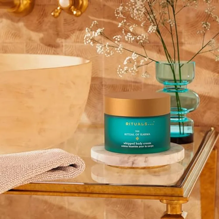 RITUALS The Ritual of Karma Body Cream, Feuchtigkeitsspendende Körpercreme mit Lotusblüte und Weißem Tee, 220 ml Glastiegel, erfrischender Duft, langanhaltende Feuchtigkeit – Bild 2