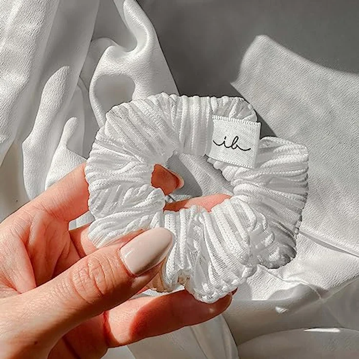 invisibobble Haargummi Extra Care Weiß Scrunchie Pure White, Haargummis starker Halt für Mädchen & Damen, Scrunchies Samt Weiß, designed im Herzen Münchens – Bild 3