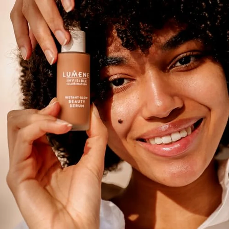 Lumene Invisible Illumination Instant Glow Beauty Serum, 30 ml - vegan, Gel-zu-Öl-Textur, natürliche Deckkraft und strahlendes Finish – Bild 4