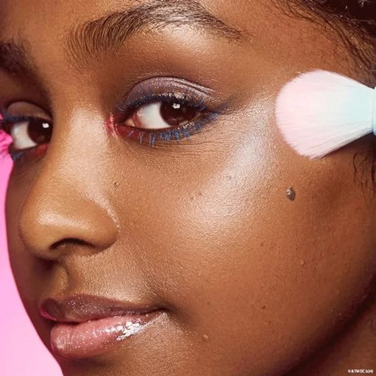 essence cosmetics Harley Quinn Meta Glow Highlighter, Nr. 02, Blau, definierend, schimmernd, holographisch, glitzernd, vegan, ölfrei, ohne Parabene, ohne Mikroplastikpartikel, 1er Pack (3.2g) – Bild 4