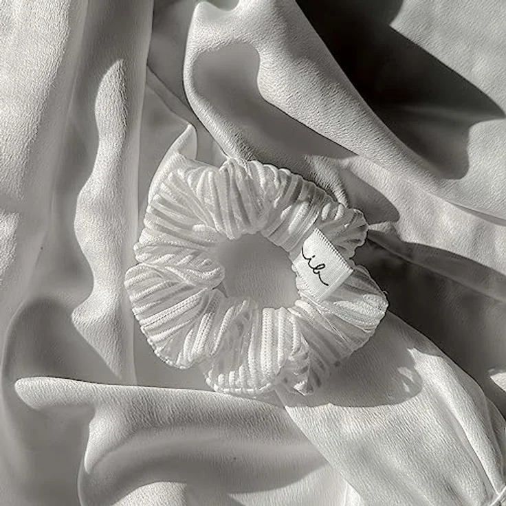 invisibobble Haargummi Extra Care Weiß Scrunchie Pure White, Haargummis starker Halt für Mädchen & Damen, Scrunchies Samt Weiß, designed im Herzen Münchens – Bild 4