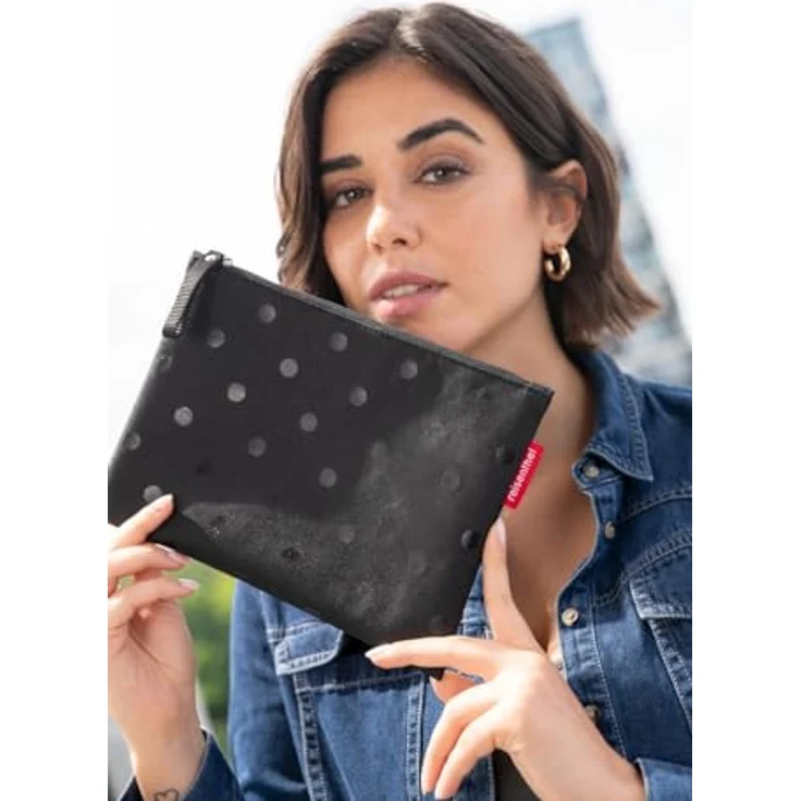 reisenthel case 1 Glossy dots Black - Universeller Kleiner Organizer mit extralanger Reißverschlussöffnung – Bild 4