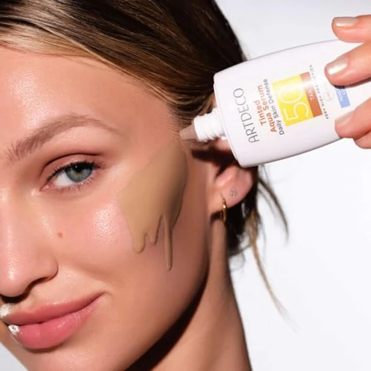 ARTDECO Tinted Aqua Serum Daily Skin Defense SPF50+, getönte Tagespflege mit sehr hohem Sonnenschutz, ultraleichtes Fluid mit Hyaluronsäure & Vitamin E, 40 ml – Bild 3