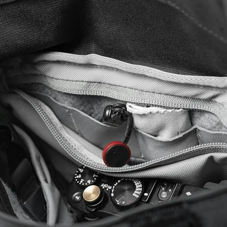 Peak Design Field Pouch Zubehörtasche (Black V2) BP-BK-3, erweiterbar von 1,5 l auf 3 l, wetterfest, mit verstellbarem Tragegurt und durchdachter Innenorganisation – Bild 4