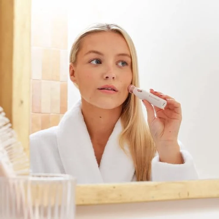 Remington BareMe WFS200, 2-in-1 Augenbrauenrasierer und Gesichtshaarentferner mit hypoallergenen Aufsätzen, USB-C Ladefunktion, wasserdicht – Bild 6