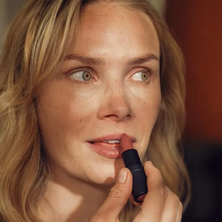 JUNGLÜCK Hyaluron Lippenbalsam Rosenholz, Getönter veganer Lippenpflegestift mit BIO Aloe Vera und Vanilleduft für geschmeidig weiche Lippen – Bild 5