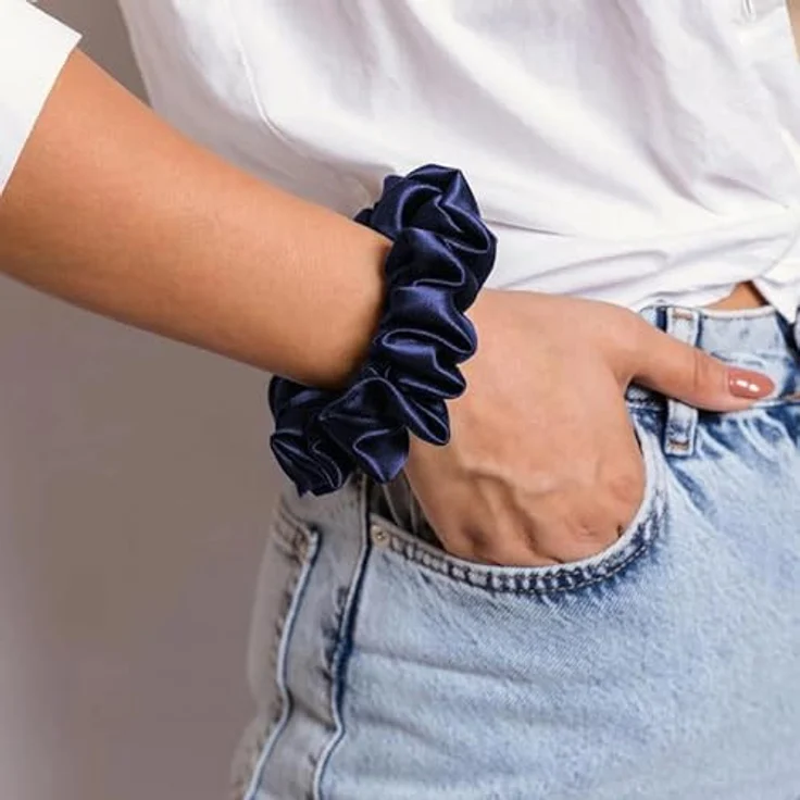 townssilk Seidenhaarschlaufe 100% Maulbeerseide, 22 Momme, haarschonend, 2 Stück in Naturalwhite und Navyblue – Bild 4