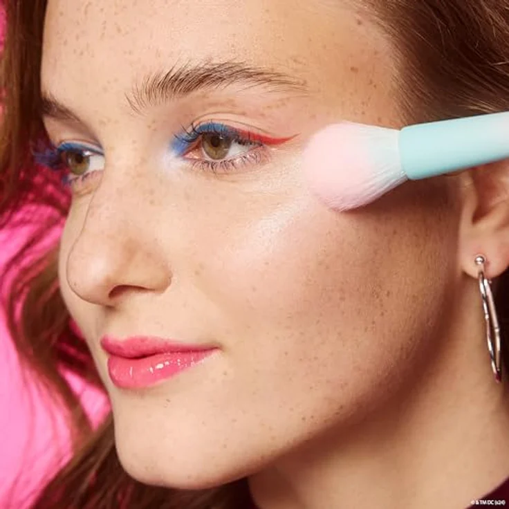 essence cosmetics Harley Quinn Meta Glow Highlighter, Nr. 02, Blau, definierend, schimmernd, holographisch, glitzernd, vegan, ölfrei, ohne Parabene, ohne Mikroplastikpartikel, 1er Pack (3.2g) – Bild 3