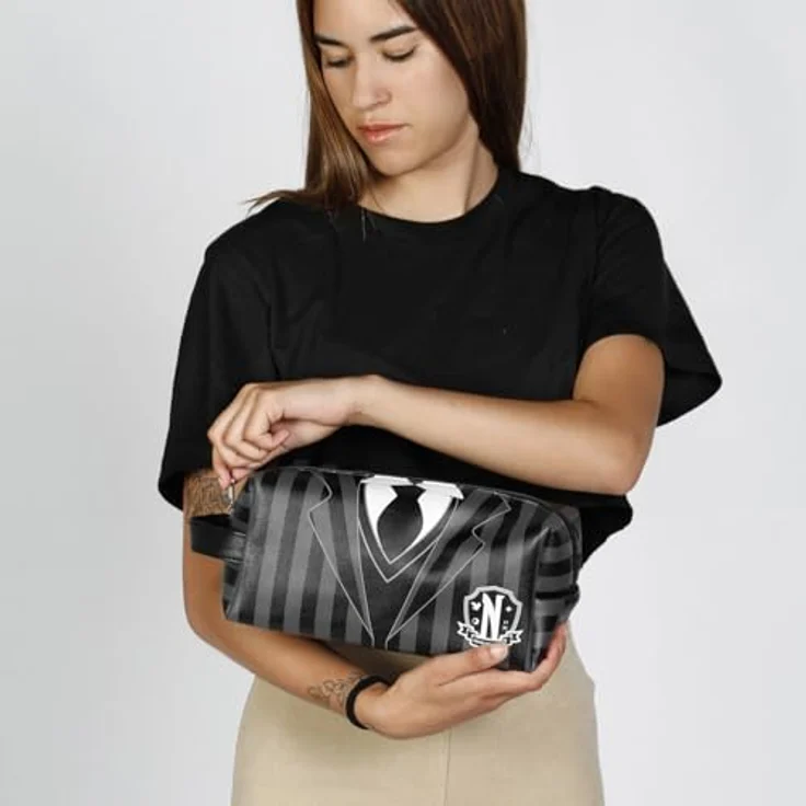 KARACTERMANIA Wednesday Uniform-Brick Plus Reise-Kosmetiktasche, Schwarz, 25 x 12 cm mit Reißverschlussfach und seitlichem Griff – Bild 5