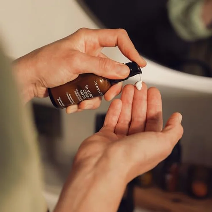 JUNGLÜCK Hyaluron Creme Hochdosiert, Anti Aging Feuchtigkeitscreme mit 0,5% Hyaluronsäure, BIO Aloe Vera & BIO Arganöl, Tages- & Nachtcreme gegen Trockenheitsfältchen – Bild 5