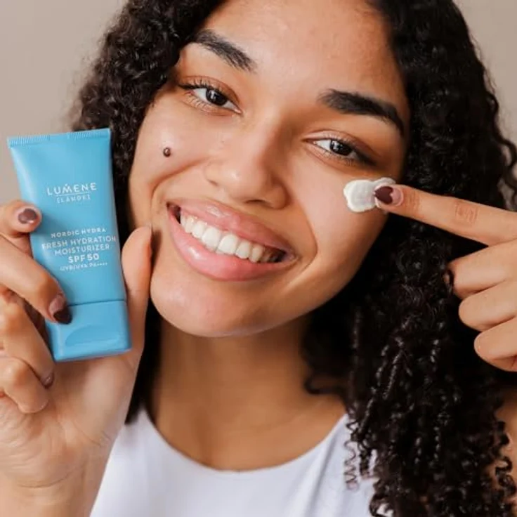 LUMENE Nordic Hydra [LÄHDE] Leichte Feuchtigkeitscreme mit SPF50 und PA++++ Gegen UVB/UVA-Strahlen, Vegan 50 ml, Hautpflege für intensive Feuchtigkeit und Sonnenschutz – Bild 5