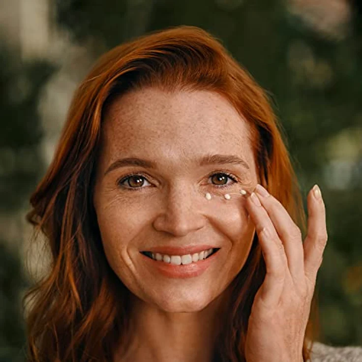 WELEDA Bio Straffende Augenpflege - Naturkosmetik Natural Anti Aging Augencreme mit Granatapfelsamenöl & Maca-Peptiden. Augenpflege mindert Falten & Augenringe. Strafft die Haut um die Augen (1x12ml) – Bild 4