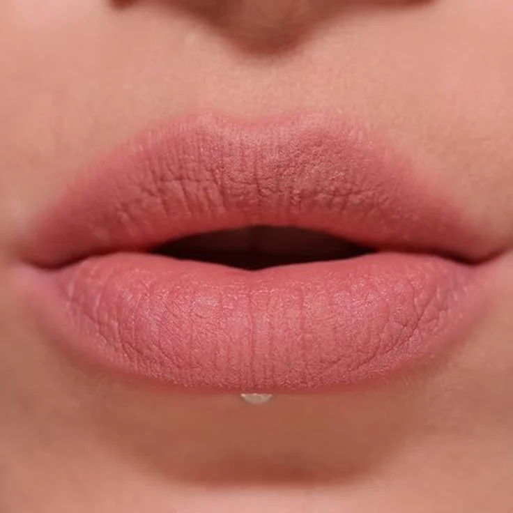 Revolution Air Blur Matt Flüssiger Lippenstift - Chauffeur Nude - Langanhaltende Lippenfarbe - Vegan & Cruelty-Free - 3.5ml – Bild 5