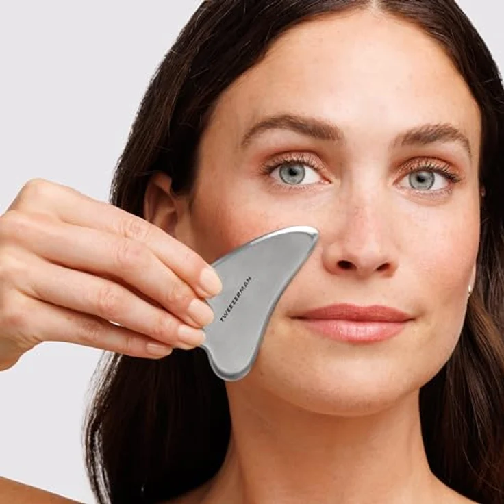 TWEEZERMAN Gesichtsmassager (Gua Sha Stein für Gesicht Augen Anti Aging, Rostfreier Edelstahl, Gesichtspflege), Silber – Bild 2