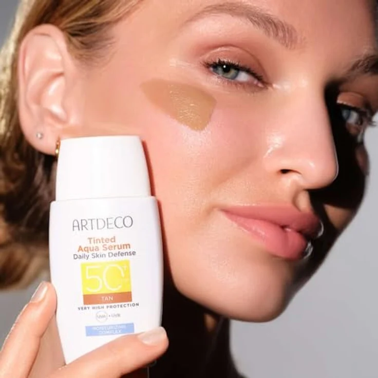 ARTDECO Tinted Aqua Serum Daily Skin Defense SPF50+, getönte Tagespflege mit sehr hohem Sonnenschutz, ultraleichtes Fluid mit Hyaluronsäure & Vitamin E, 40 ml – Bild 2