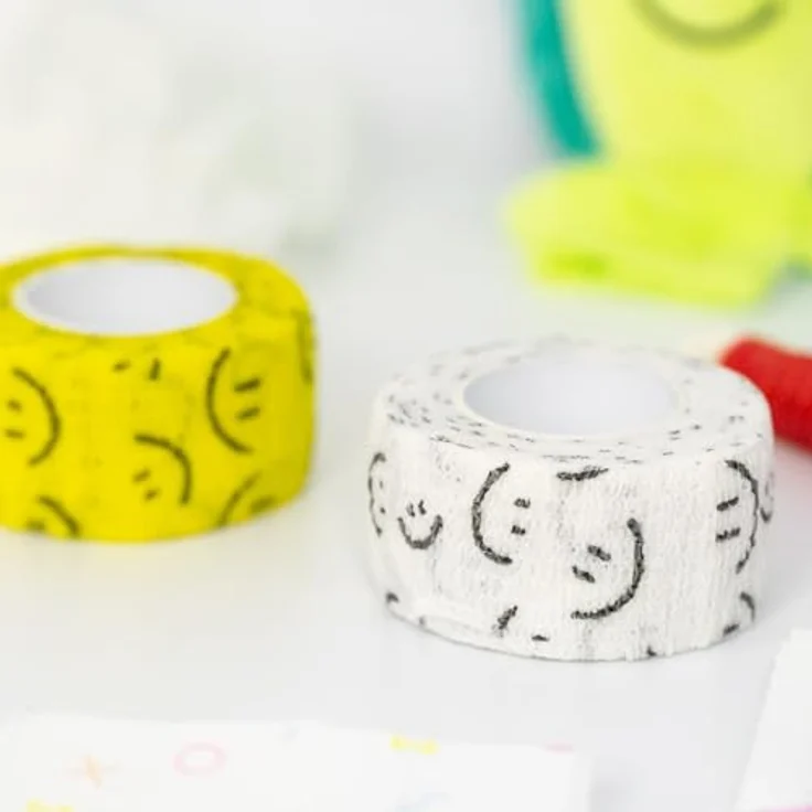FLEXEO Erste-Hilfe-Set für Kinder, 47-teilig mit süßen Pflastermotiven, Fingerpuppe und Stickern, kompakt für unterwegs – Bild 9