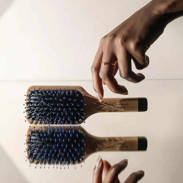Hair Rituel by Sisley The Pocket Brush Radiance & Softness, Paddlebürste mit Wildschwein- und geschmeidigen Borsten für glänzendes Haar – Bild 2