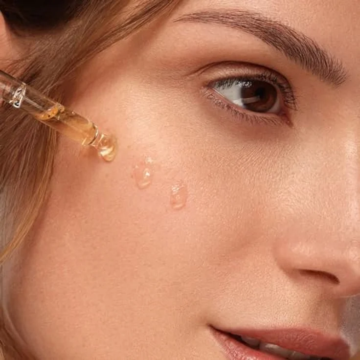 Eveline Cosmetics C Perfection Serum gegen Falten mit Vitamin C, 18 ml, für jeden Hauttyp, antioxidativ und feuchtigkeitsspendend – Bild 2