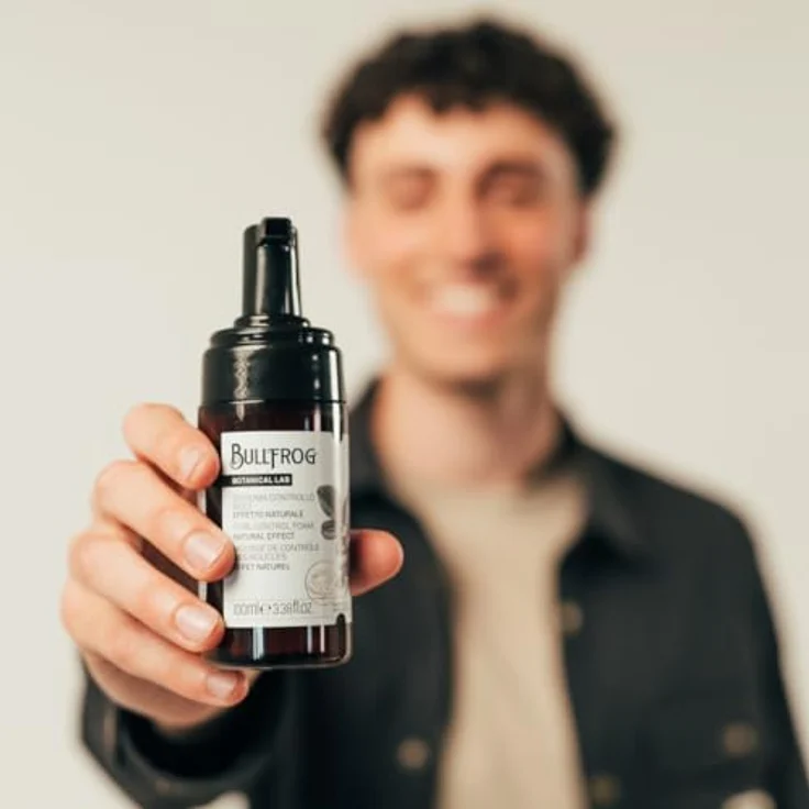 Bullfrog Lockenkontrolle Schaum 100 ml – Definiert Locken, verleiht Volumen und Feuchtigkeit – 91,7% natürliche Inhaltsstoffe – Süße Duftnoten von Pistazie und Mandel – Hergestellt in Italien – Bild 5