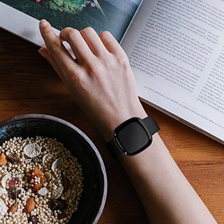 kwmobile 2X Schutzhülle kompatibel mit Fitbit Versa 3 / Sense Hülle - Fullbody Cover Set aus Silikon - Schwarz Transparent – Bild 2