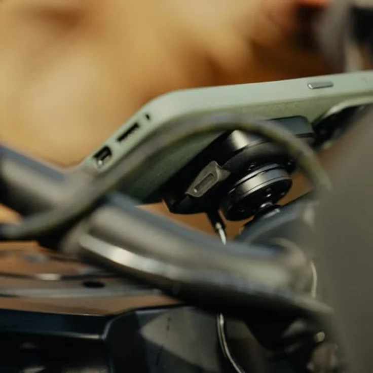 Peak Design Motorcycle Charging Bar Mount v2, Motorrad-Halterung für Smartphones mit Qi2 kabellosem Laden, Schwarz – Bild 7