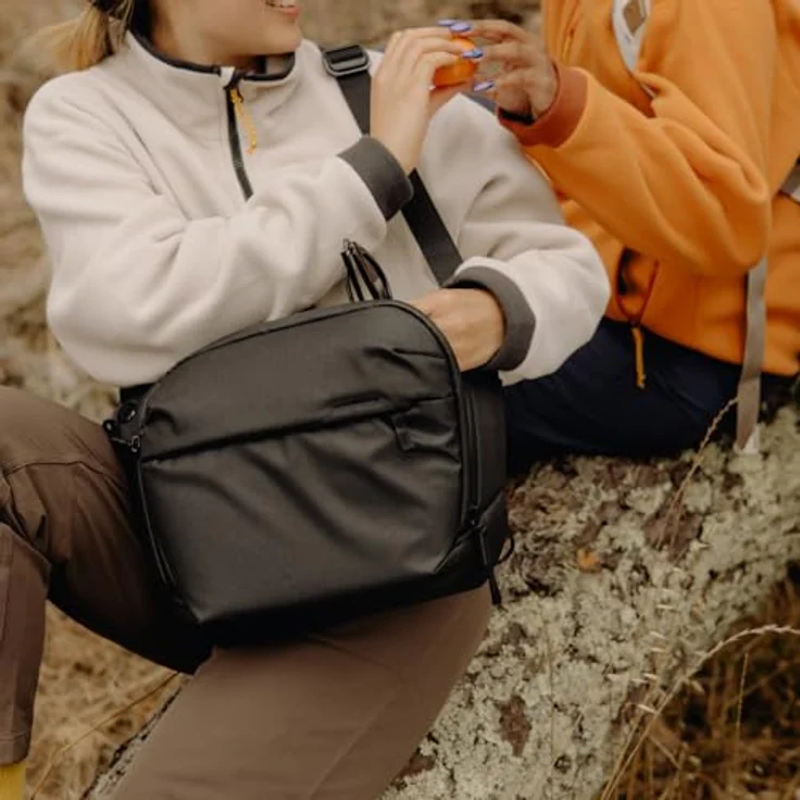 Peak Design Everyday Sling 6L, Kameratasche für spiegellose Kameras und DSLRs, schwarz, 100% recyceltes Material, Platz für Tablet – Bild 5