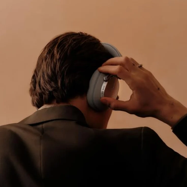 Bowers & Wilkins Px8 S2 Kabellose Noise-Cancelling Kopfhörer mit Bluetooth, 30 Stunden Akkulaufzeit und Mikrofon - Pearl Blau – Bild 4