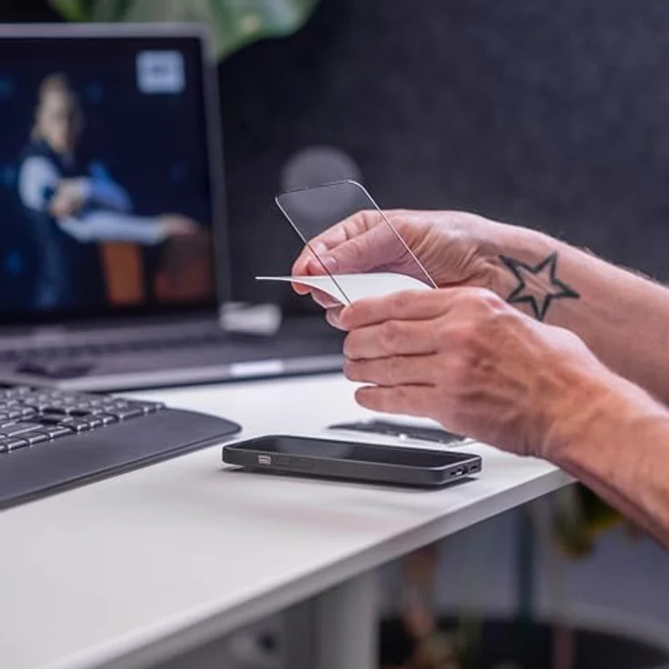 SP CONNECT Glass Screen Protector für iPhone 16 Plus, kratzfest und hitzebeständig, inklusive Mikrofasertuch und Reinigungstuch – Bild 3