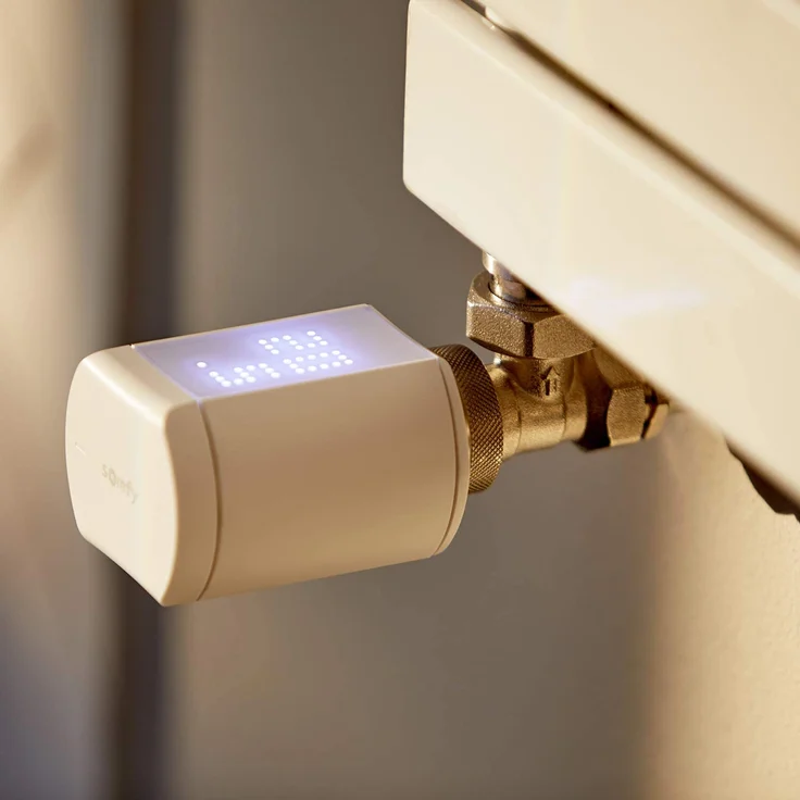 Somfy 1870508 - Heizkörper-Thermostat io, zur automatischen Regelung der Temperatur von Warmwasserheizkörpern mit der Smart Home-Steuerung TaHoma, weiß – Bild 3