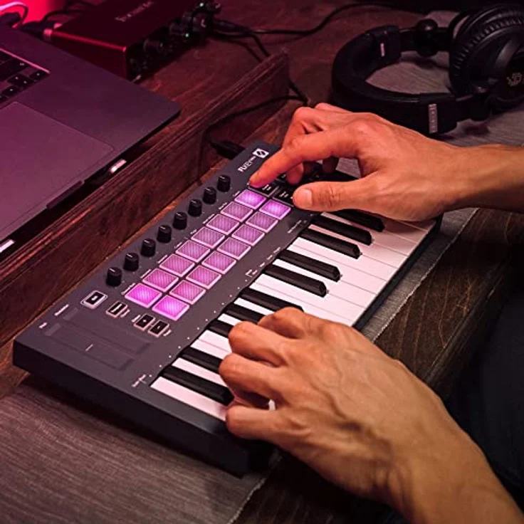 Novation FLkey Mini – Tragbares USB/MIDI-Controller-Keyboard mit 25 Tasten und Integration in FL Studio für die Musikproduktion – Bild 5