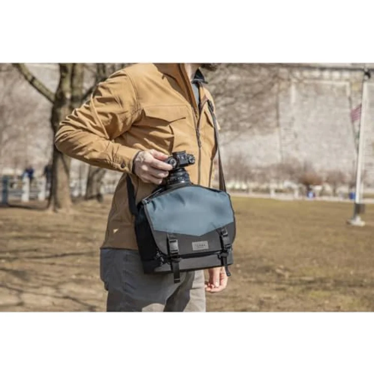 Tenba DNA 9 Slim Messenger Bag, Kameratasche für spiegellose und DSLR-Kameras mit wasserdichtem Boden, Blau – Bild 2