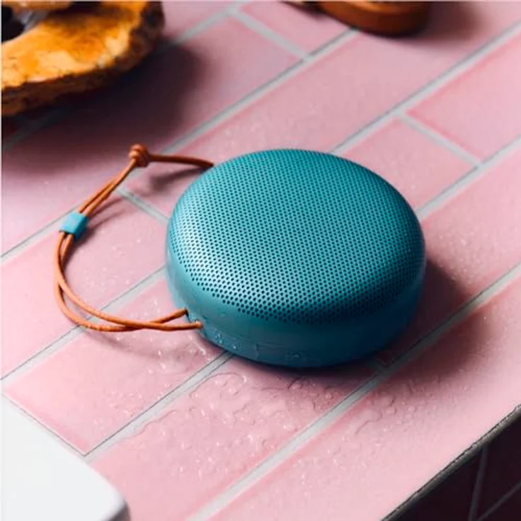 Bang & Olufsen Beosound A1 (3. Generation), Tragbarer wasserdichter Bluetooth-Lautsprecher mit 3 Mikrofonen und 24 Stunden Akkulaufzeit, Cradle-to-Cradle-zertifiziert - Eucalyptus Green – Bild 4