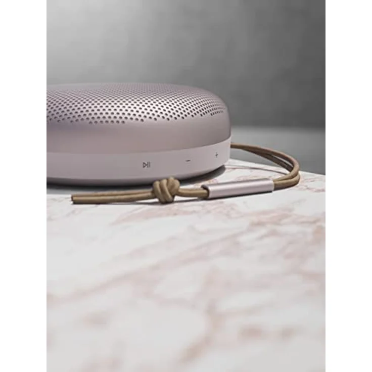 Bang & Olufsen Beosound A1 (2. Gen) – Kabelloser tragbarer IP67 wasserdichter Bluetooth-Lautsprecher mit 360° Sound + 3 Mikrofone, Alexa und USB-C Ladekabel, 18 Stunden Akkulaufzeit - Pink – Bild 3