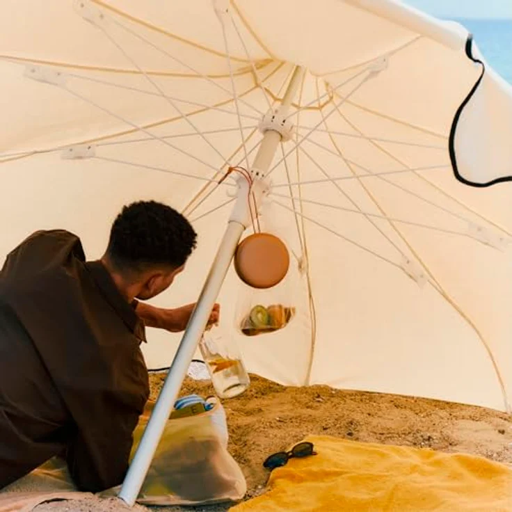 Bang & Olufsen Beosound A1 (3. Generation), Tragbarer wasserdichter Bluetooth-Lautsprecher mit 3 Mikrofonen, Cradle-to-Cradle-Zertifiziert - Honey Tone, bis zu 24 Stunden Akkulaufzeit – Bild 5