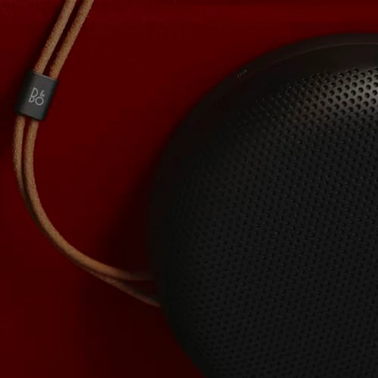 Bang & Olufsen Beosound A1 (3rd Gen), tragbarer Bluetooth Lautsprecher, wasserdicht IP67, 24 Stunden Akkulaufzeit, 3 Mikrofone, Warm Granite – Bild 4