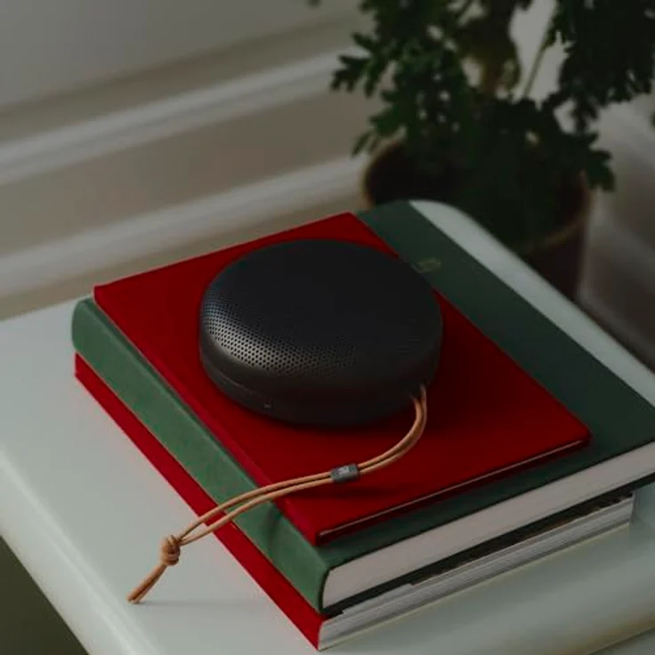 Bang & Olufsen Beosound A1 (3rd Gen), tragbarer Bluetooth Lautsprecher, wasserdicht IP67, 24 Stunden Akkulaufzeit, 3 Mikrofone, Warm Granite – Bild 5