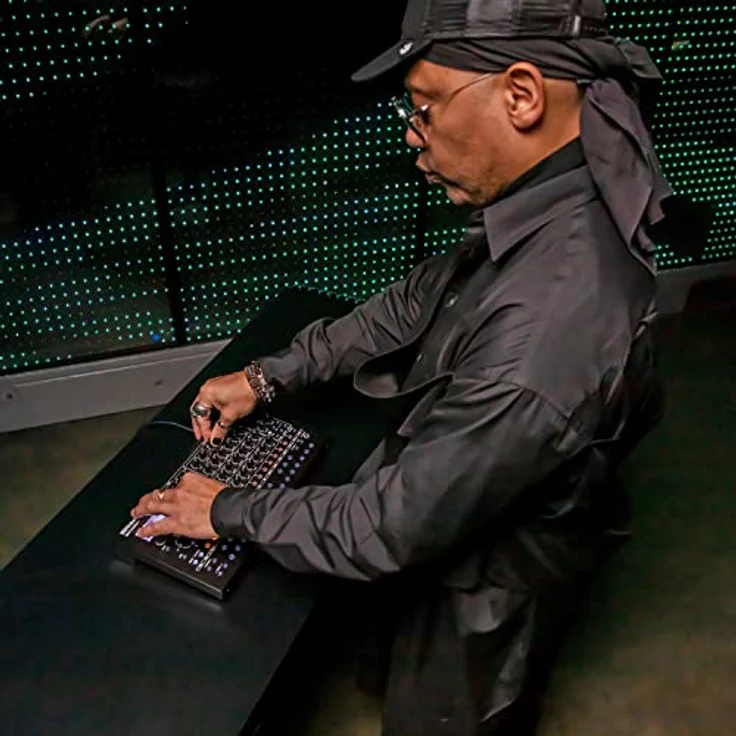 Roland SH-4d Desktop Synthesizer mit Sequenzer und Effekten + keepdrum Laptop-Ständer – Bild 5
