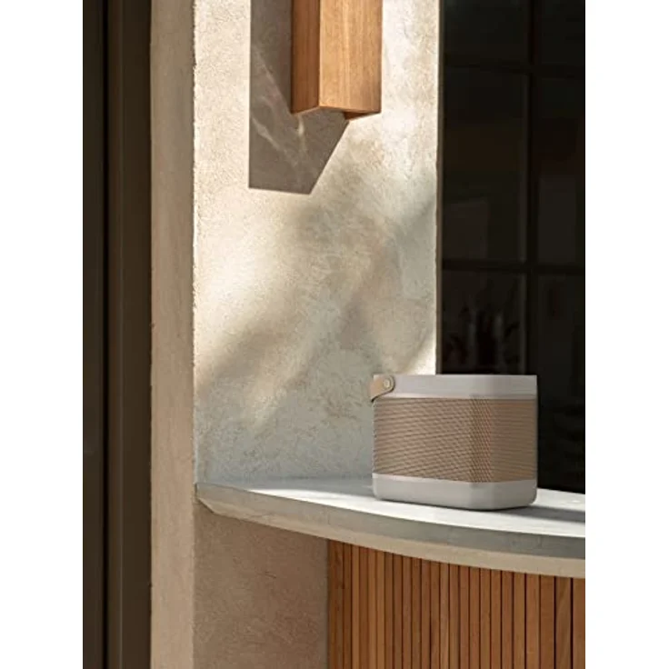 Bang & Olufsen Beolit 20 - Leistungsfähiger, kabelloser, tragbarer 360° Bluetooth Heim- Lautsprecher mit USB-C Ladekabel und integrierter Qi Ladestation - Grey Mist – Bild 5