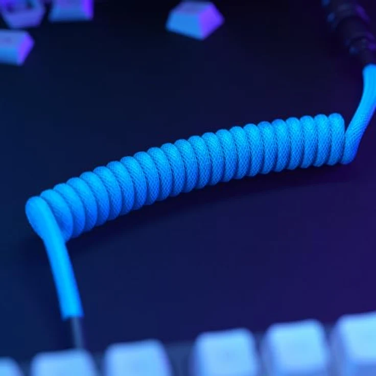 Glorious GMMK Coiled Cable, USB-C/USB-A Spiralkabel in Electric Blue, 1,40 m, doppelt ummantelt für erhöhte Haltbarkeit, fünfpoliger Aviator-Plug – Bild 6