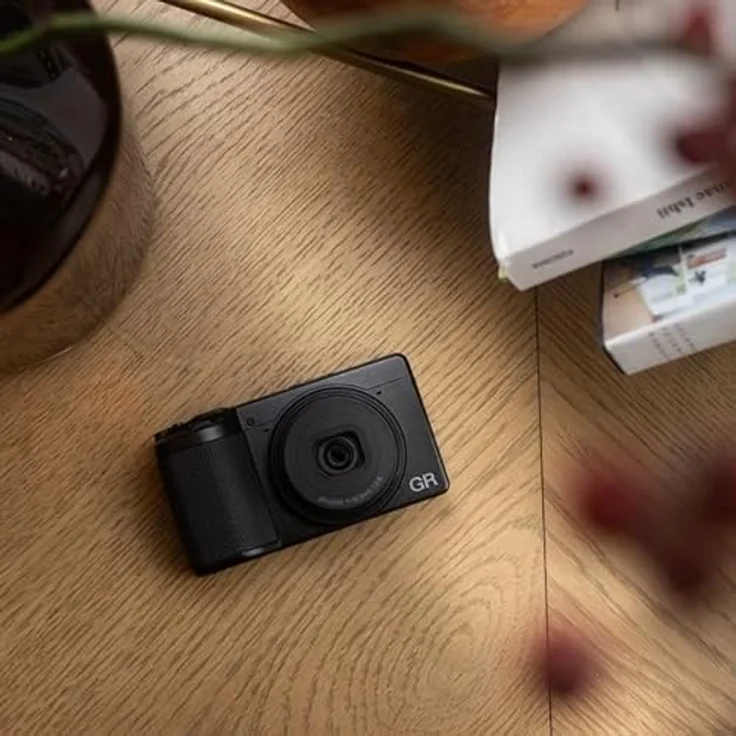 Ricoh GR IV HDF, Digitalkompaktkamera mit 25,74 MP APS-C-CMOS-Sensor, 28 mm f/2,8 GR-Objektiv und integriertem Highlight Diffusion Filter, schwarz, 53 GB intern – Bild 4