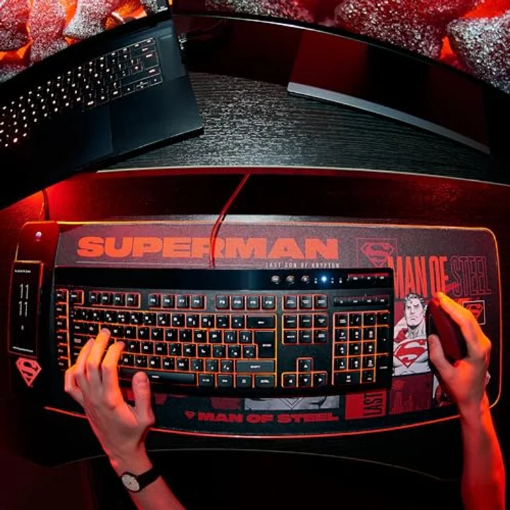Numskull DC Comics Superman XL RGB Gaming-Mauspad mit 15W kabellosem Ladegerät, rutschfest, wasserabweisend, blau – Bild 3