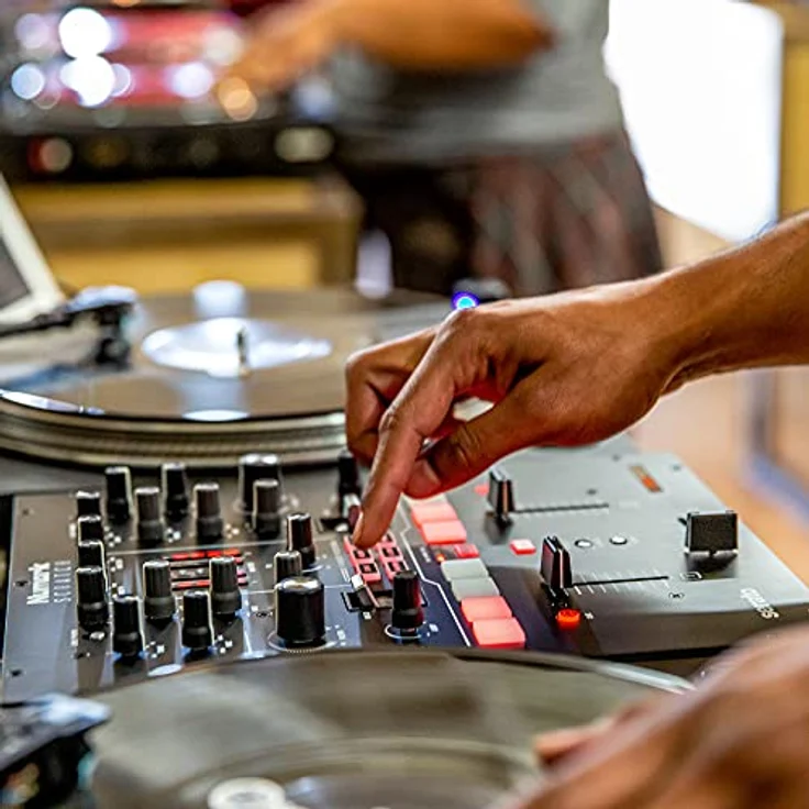Numark Scratch - Zweikanal DJ Scratch Mixer mit Serato DJ Pro, mit Innofader Crossfader, DVS-Lizenz, 6 Direktzugriffseffektwählern, Performance-Pads und 24-Bit-Klangqualität – Bild 2