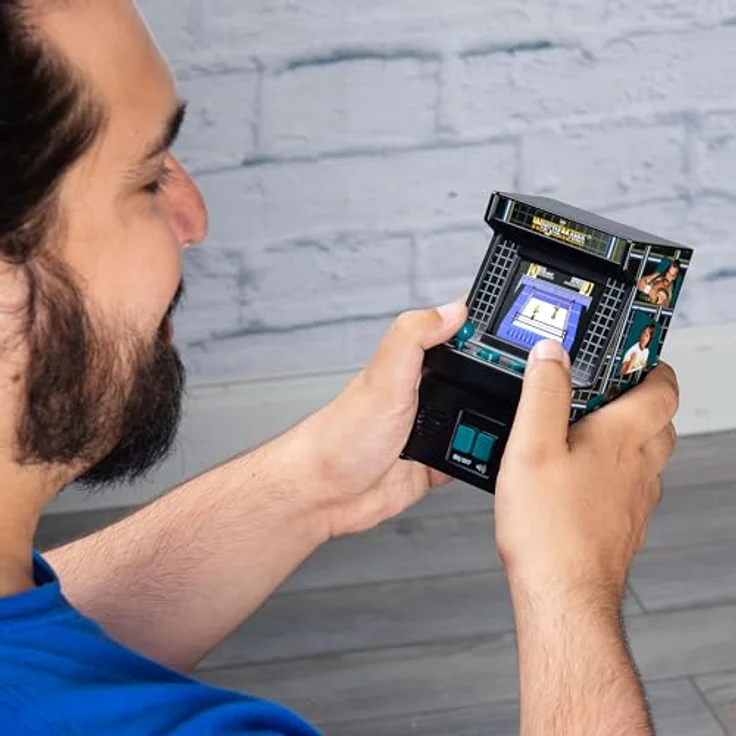 Basic Fun WWE - Classic Mini Arcade, Retro-Wrestling-Spiel mit 10 WWE Legends, Joystick-Steuerung und Vollfarb-Bildschirm – Bild 4